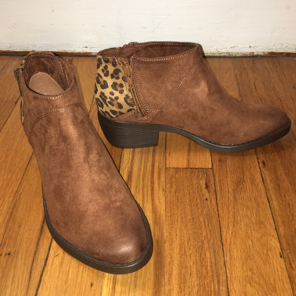 LAST CHANCE! Brown suede booties w/ leopard print